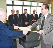 福山市に20億円を寄付し、当時の三好市長（左）から紺綬褒状を受ける青山会長