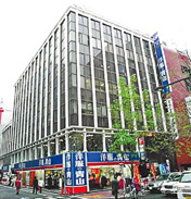 1992年のオープン時、低価格スーツで旋風を起こした「洋服の青山　東京銀座店」